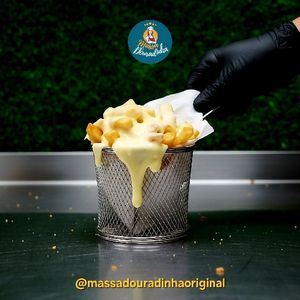 imagem do produto Batata frita com queijo pequena+ Potinho de maionese verde grátis 🍟