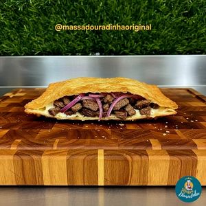 imagem do produto Pastel de Iscas de carne na chapa ao alho e óleo com queijo muçarela