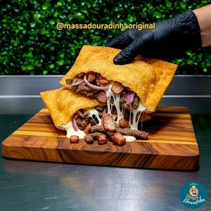 imagem do produto Pastel de Iscas de carne na chapa ao molho barbecue e temperinho verde