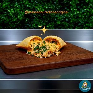 imagem do produto Pastel de frango desfiado com molho cheddar cremoso e temperinho verde
