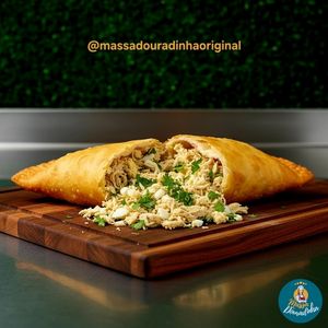 imagem do produto Pastel de frango desfiado com ovo e temperinho verde