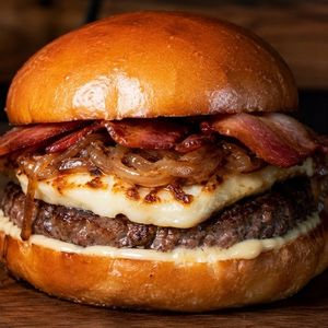 imagem do produto (Icarai) pão brioche macio , blend de maminha de 100g. Queijo cheddar derretido , ovos frito , fatias de bacon , e a nossa maionese especial da casa , salada opcional .