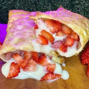 imagem do produto Pastel GG chocolate branco c/ morango 