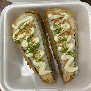 imagem do produto TEMAKI HOT DE SALMÃO PARTIDO AO MEIO