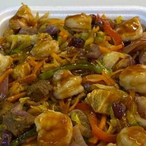 imagem do produto MEIA PORÇÃO DE YAKISOBA FRANGO,CARNE E CAMARÃO 