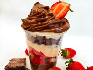 imagem do produto Copo da Felicidade - Brownie com Morango Aprox 280g