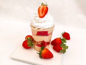 imagem do produto Copo da Felicidade - Morango com Ninho e Chantilly aprox 280g