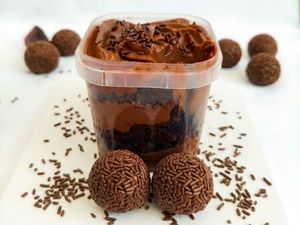 imagem do produto Me Mimei | Bolo no Pote Chocolatudo + 2 Brigadeiros Tradicionais