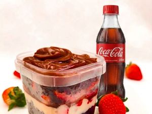 imagem do produto Me Mimei | Bolo no Pote Dois Amores + Coca Cola 200ml