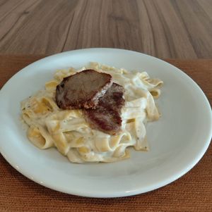 imagem do produto Talharim ao molho Quatro Queijos com Escalope de Carne