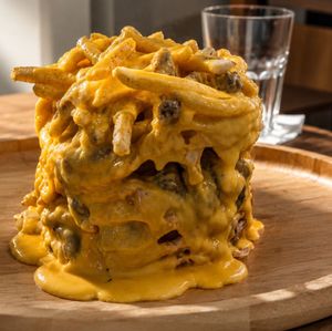 imagem do produto Fritas na torre com molho cheddar e bacon