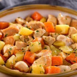 imagem do produto Picadinho de frango com batata doce e cenoura