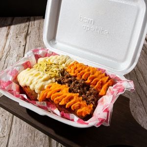 imagem do produto BATATA RECHEADA DE STROGONOFF + CHEDDAR OU CATUPIRY 