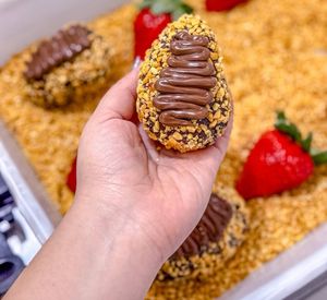 imagem do produto Coxinha de Morango com Crocante de Amendoim e Nutella