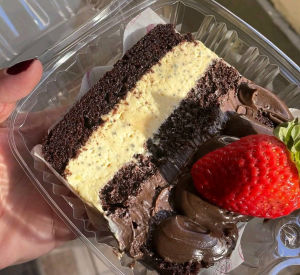 imagem do produto Bolo Mousse de Maracujá & Brigadeiro ao leite!