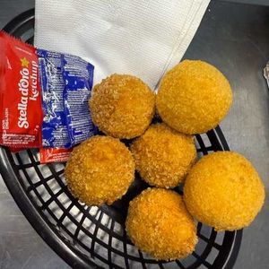 imagem do produto  coxinha de costela com Catupiry por baixo 85 a 90 gramas cada 