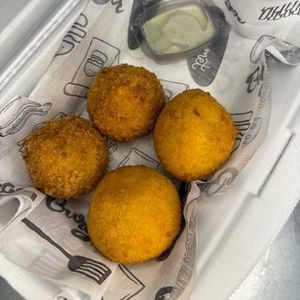 imagem do produto 2 coxinhas de frango com catupiry + 2 coxinha de costela com catupiry 