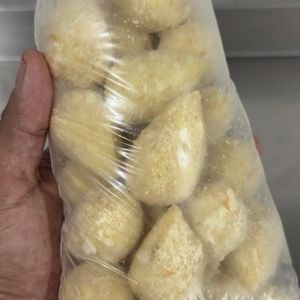 imagem do produto 25 SALGADOS PARA FESTA CONGELADOS ( TRAVESSEIRINHO QUEIJO COM PRESUNTO)