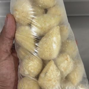 imagem do produto 25 SALGADOS PARA FESTA CONGELADOS (COXINHA DE FRANGO)