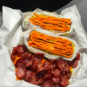 imagem do produto 2 cachorros-quentes de 20cm, batata com cheddar, bacon e calabresa + guaraná antárctica de 1,5L. (caixa de 25cm).