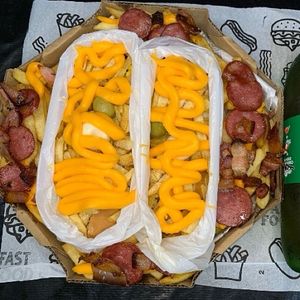 imagem do produto 2 cachorros-quentes de 20cm, batata com cheddar, bacon e calabresa + guaraná antárctica de 1,5L. (caixa de 25cm).