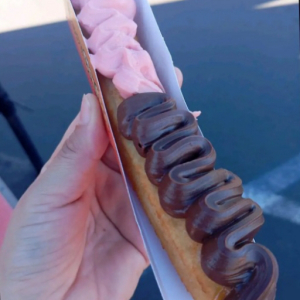 imagem do produto Churros tradicional Sensação( chocolate preto com creme de morango)