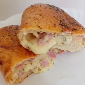 imagem do produto Calzone Cremoso de Presunto, Queijo e orégano