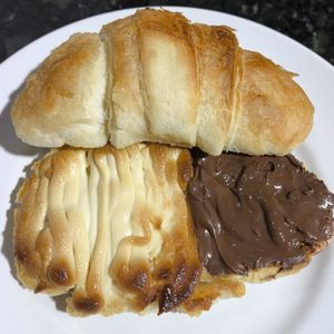 imagem do produto Croissant Mesclado de Nutella e Chocolate Branco Gratinado PRODUTO AGENDADO 2HR E MEIA ANTES