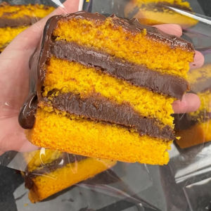 imagem do produto Fatia de bolo cenoura com brigadeiro 