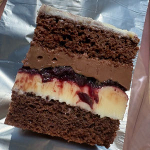 imagem do produto Bolo gelado de ninho com geleia de morango e chocolate