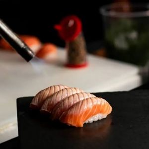 imagem do produto niguiri de salmão maçaricado