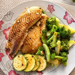imagem do produto Tilápia grelhada com arroz low carb e legumes