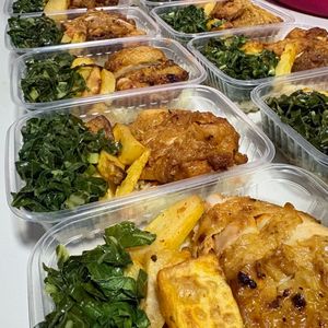 imagem do produto Sobrecoxa assada com arroz e legumes
