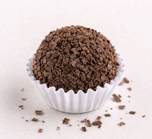 imagem do produto Brigadeiro da Casa com Raspas de Chocolate Meio Amargo