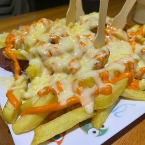 imagem do produto Batata frita maluca c/bacon, calabresa, mussarela e cheddar 