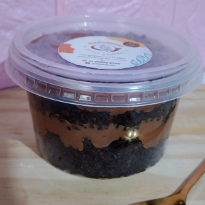 imagem do produto Bolo no pote 250 ml Bolo de chocolate 50% cacau  com recheio de chocolate.