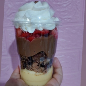 imagem do produto Copo da felicidade 250 ml Creme de Ninho ,brownie,creme de chocolate,morango e chantilly 
O morango é opcional 