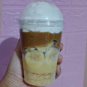 imagem do produto Copo da felicidade 250 ml Biscoito ,creme de ninho ,banana ,doce de leite e chantilly 