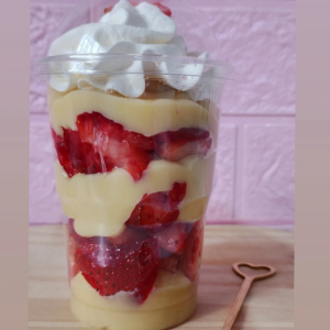 imagem do produto Copo da felicidade 250 ml Camadas de creme de ninho com morango e chantilly 