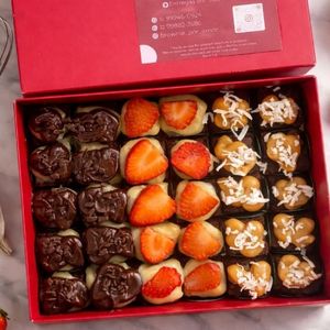 imagem do produto Mini brownies com recheio por cima e decorado