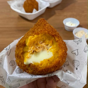 imagem do produto COXINHA DE FRANGO C/ REQUEIJÃO