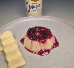 imagem do produto Pudim Gourmet de Leite Moça com Chocolate Laka e Calda de Frutas Vermelhas