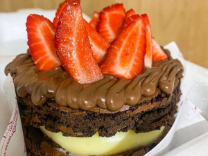 imagem do produto Brownie Supreme Ninho c/ Nutella e Morangos Frescos