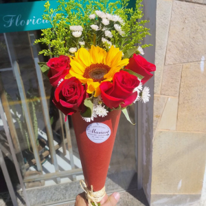 imagem do produto Girassol no cone com 4 rosas (Vermelhas, brancas, amarelas, azuis ou cor de rosas)
