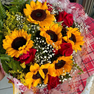 imagem do produto Buquê 6 Girassois e 6 Rosas (Vermelhas, brancas, amarelas, azuis ou cor de rosas)