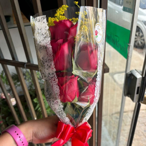 imagem do produto Arranjo 5 rosas (vermelhas, amarelas, brancas ou cor de rosas)