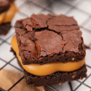 imagem do produto Sanduíche de brownie com caramelo salgado