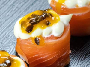 imagem do produto 04 Un - Gunkan Salmão com Cream Cheese e Geleia Doce