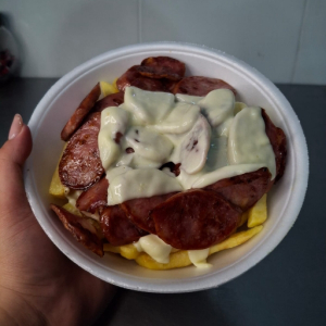 imagem do produto Batata frita média c/ queijo e calabresa