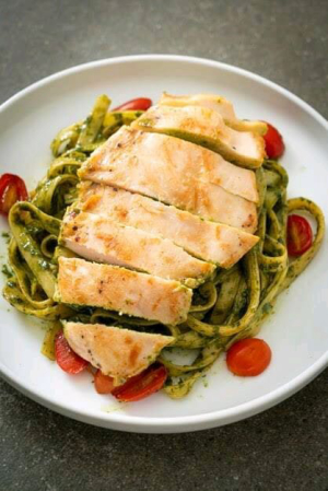 imagem do produto Fettuccine Fatto a Mano ao Molho Pesto de Manjericão Com Frango Grelhado